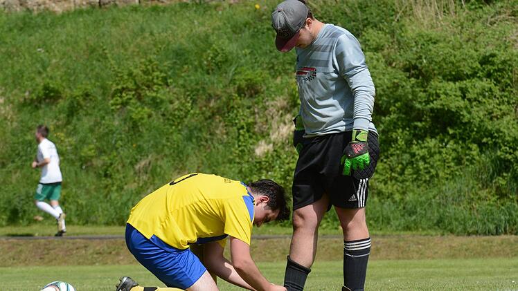 Hilfe f&uuml;r Detter-Wei&szlig;enbachs Keeper Burkhard Salzer.ssp