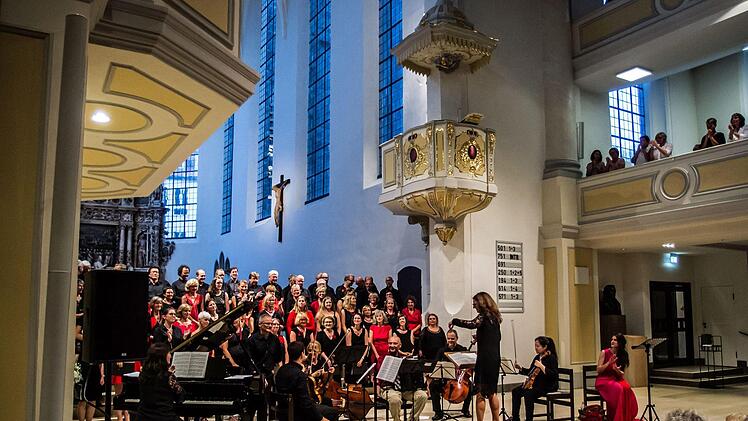 Die Coburger Erstaufführung der "Misa Tango" lockte zahlreiche Zuhörer in die Morizkirche. Unter der Leitung von Antoinetta Bafas beeindruckte der "Chor Unerhört" gemeinsam mit den Vokalsolisten Joana Tautu und Marcello Mejia-Mejia.Foto: Jochen Berger