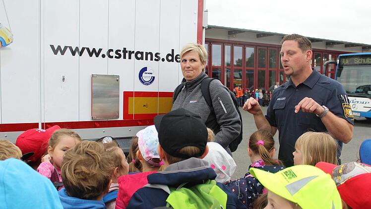 Ralf Lifka forderte Aufmerksamkeit ein und bekam sie. Der Polizeihauptmeister machte aber auch deutlich, wo für Kinder bei einem Lkw die Gefahren liegen. Foto: Markus Häggberg