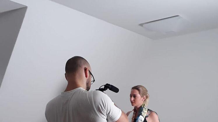 Ramona Brehm wurde nicht nur in ihrer Arbeitsmontur gefilmt (großes Foto oben), sondern auch in Sportkleidung (Foto links) sowie bei einer nachgestellten Szene in einem Hausflur.Foto: Andre Lange