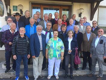 Gesamtaufnahme der Goldenen Abituria . Sie legten 1968 ihr Abitur am Gymnasium in Münnerstadt ab. Christel Heller