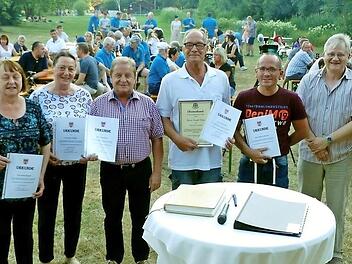 Bürgermeister Werner Diersch (links) und Zweiter Bürgermeister Albert Kolb (rechts) mit Peter Kerrmann, Andreas Renner, Frank Vetter, Sigurd Russ, Doris Dengler und Heidi Witzgall (von rechts) bei der Ehrung am Badesee.  Foto: Dieter Hübner