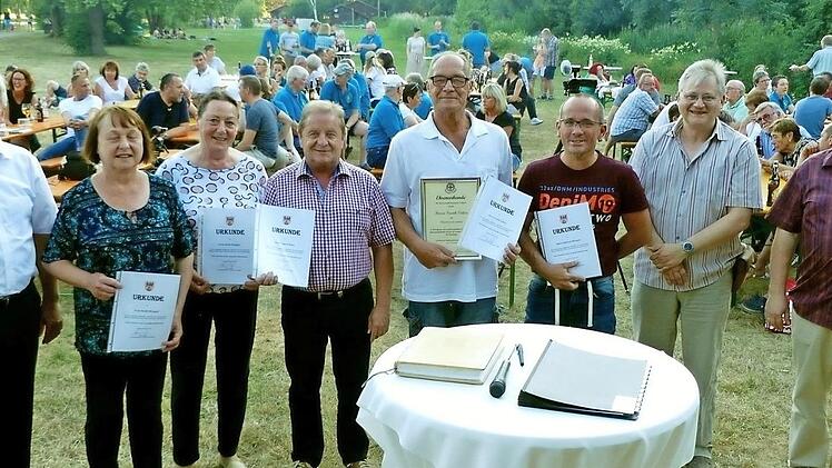 Bürgermeister Werner Diersch (links) und Zweiter Bürgermeister Albert Kolb (rechts) mit Peter Kerrmann, Andreas Renner, Frank Vetter, Sigurd Russ, Doris Dengler und Heidi Witzgall (von rechts) bei der Ehrung am Badesee.  Foto: Dieter Hübner