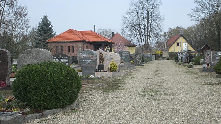 Die Sanierung des Euerdorfer Friedhofs (Foto) schlägt mit etwa 350 000 Euro zu Buche.  Foto: Winfried Ehling