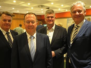 Gerhard Schneider (2. von links) geht als Kandidat der Bad Kissinger CSU in die Oberb&uuml;rgermeisterwahl im M&auml;rz 2020. Der 58-J&auml;hrige setzte sich im ersten Wahlgang gegen (von links) Lars Streiberger, Hans-J&ouml;rg Rustler und Ulrich Wittfeld durch.  Foto: Siegfried Farkas