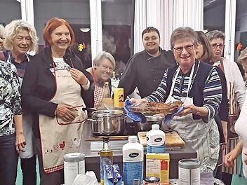 Die Senioren hatten viel Spaß beim Kochen mit Marcus Müller. Foto: Carmen Schwind