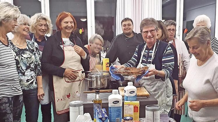 Die Senioren hatten viel Spaß beim Kochen mit Marcus Müller. Foto: Carmen Schwind