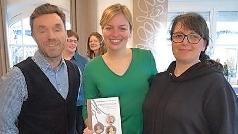 Katharina Schulze (Mitte) mit Mark Deavin und Patrizia Siontas. Sie h&auml;lt das Buch "Verschwunden: Die Herzogenauracher Opfer der NS Euthanasie" in H&auml;nden.  Foto: privat