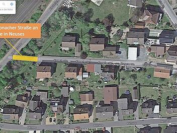 Nach dem Erwerb der Stra&szlig;e entlang des Bahngel&auml;ndes schl&auml;gt die Kronacher SPD vor, durch den Bau einer etwa 15 Meter langen Verbindung die Sackgasse der Kronacher Stra&szlig;e dort anzubinden und damit die Verkehrsprobleme zu beseitigen. Quelle: GoogleMaps