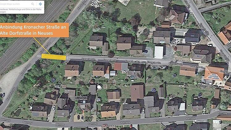 Nach dem Erwerb der Stra&szlig;e entlang des Bahngel&auml;ndes schl&auml;gt die Kronacher SPD vor, durch den Bau einer etwa 15 Meter langen Verbindung die Sackgasse der Kronacher Stra&szlig;e dort anzubinden und damit die Verkehrsprobleme zu beseitigen. Quelle: GoogleMaps