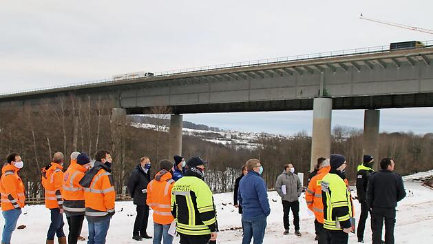 Bei einem Rundgang wurde die Einrichtung der Baustelle an der Talbrücke besprochen.  Fotos: Hilmar Ruppert