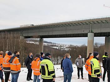 Bei einem Rundgang wurde die Einrichtung der Baustelle an der Talbrücke besprochen.  Fotos: Hilmar Ruppert