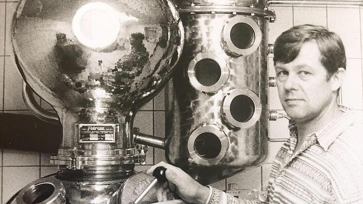 Anton Bischof mit dem neuen Brennkessel