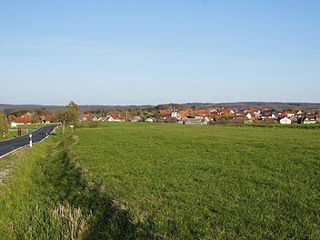 Ein Gewerbegebiet zwischen Weißenbach und Detter würde voraussichtlich Grundstückskosten von 100 bis 130 Euro pro Quadratmeter mit sich bringen. Bürgermeister Matthias Hauke möchte, bevor die Planungen weitergeführt werden, mit Gewerbetreibenden i...