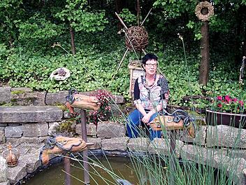 Kunst im Garten: Ulrike Münzer platziert ihre Kreationen gerne mitten im Grün. Foto: Zimmermann