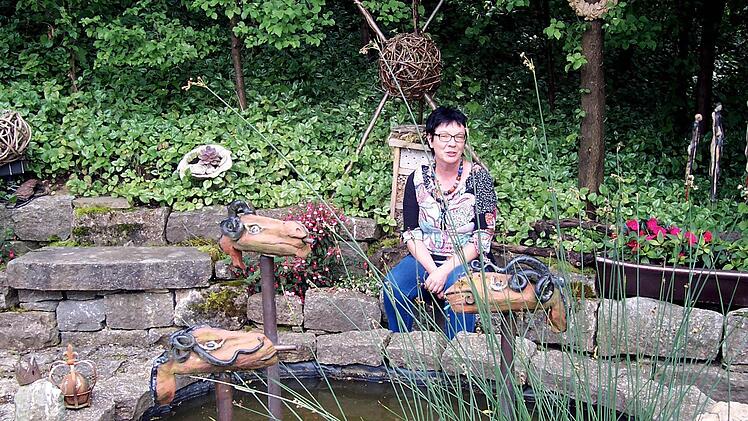 Kunst im Garten: Ulrike Münzer platziert ihre Kreationen gerne mitten im Grün. Foto: Zimmermann