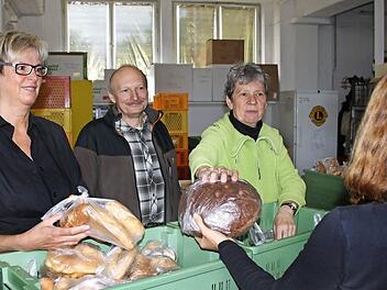 Dagmar Ziegler (von links), Hartmut Großmann und Ursula Bürger sind drei von insgesamt 50 Helfern, die zwei Mal in der Woche im Auftrag der Bad Kissinger Tafel Lebensmittel ausgeben. Foto: Ralf Ruppert