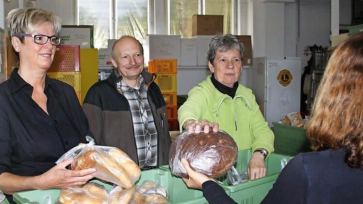 Dagmar Ziegler (von links), Hartmut Großmann und Ursula Bürger sind drei von insgesamt 50 Helfern, die zwei Mal in der Woche im Auftrag der Bad Kissinger Tafel Lebensmittel ausgeben. Foto: Ralf Ruppert