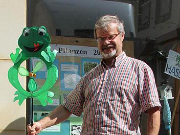 Alexander Hippeli lässt den Frosch hupfen. Die BN-Kreisgeschäftsstelle hat seit wenigen in neuen Räumen wieder geöffnet. Foto: Ralf Kestel