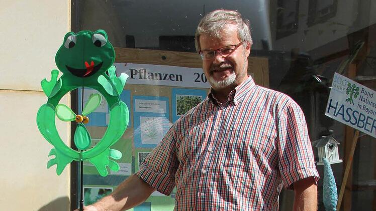 Alexander Hippeli lässt den Frosch hupfen. Die BN-Kreisgeschäftsstelle hat seit wenigen in neuen Räumen wieder geöffnet. Foto: Ralf Kestel