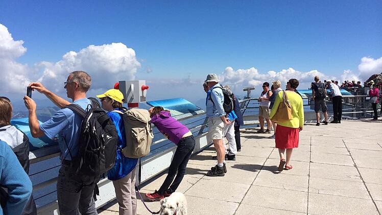 Touristen auf der Zugspitzplattform