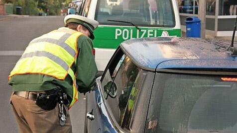 Klärendes Gespräch: Polizeihauptkommissar Matthias Kleren erklärt einem jungen Seelsorger (von auswärts) warum er am Donnerstagvormittag in der Maxstraße angehalten wurde. Nach 25 Euro wusste er es.