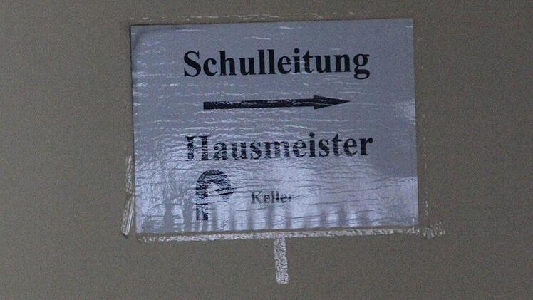 Die Hinweisschilder für die Schulleitung hängen noch.  Foto: Friedwald Schedel