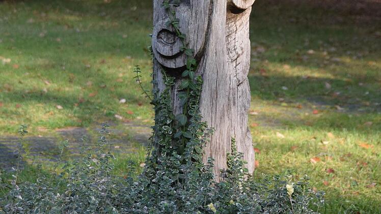 Ein Grabmal kann auch aus Holz bestehen. Foto: Ronald Rinklef
