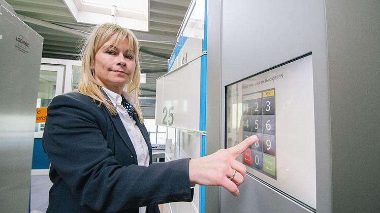 Marketing-Managerin Katja Müller Detsch erklärt, wie eine der neusten Entwicklungen der Firma funktioniert: ein Schließfach mit Kühlfunktion für Supermärkte. Kundne können somit fische Ware im Internet bestellen und später auf dem Parkplatz aus dem Kühlfach holen. Foto: Marian Hamacher