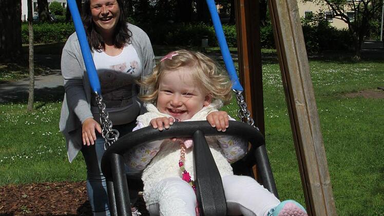 Marisel Cruz mit Töchterchen Emeline genießen den Spielplatz im Stadtpark. Foto: Jürgen Gärtner