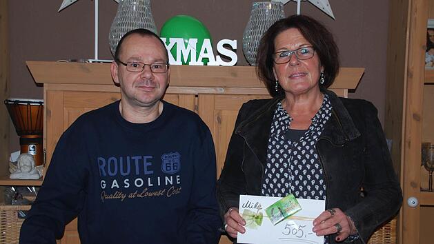 Der Gesangverein Frohsinn hat über 500 Euro für den schwer kranken Mike Bier aus Unterebersbach gespendet. Vorsitzende Elke Back überreicht ihm den Scheck. Foto: Manfred Mellenthin