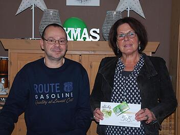 Der Gesangverein Frohsinn hat über 500 Euro für den schwer kranken Mike Bier aus Unterebersbach gespendet. Vorsitzende Elke Back überreicht ihm den Scheck. Foto: Manfred Mellenthin