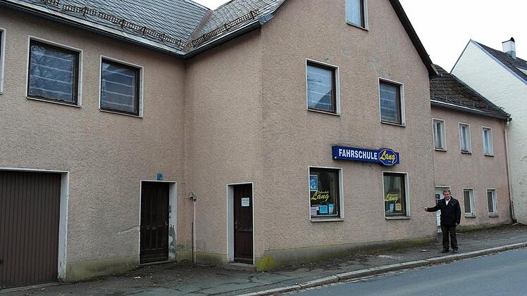 Das marode Anwesen Stadtsteinacher Straße 1 in Presseck soll abgerissen werden. "Eine Renovierung wäre zu teuer", sagt Bürgermeister Siegfried Beyer (rechts), der hofft, dass die Marktgemeinde von der Förderoffensive Nordostbayern profitieren kann. Foto: Peter Müller