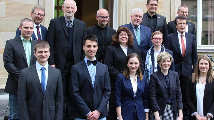 In der ersten Reihe stehen die Preisträger. Von links: Johannes Landskron, Stefan Nickl, Mia Hartmann, Julia Übelmesser und Viola Seubert. Dahinter stehen Betreuer der Arbeiten von der Hochschule Coburg und Vertreter der Stadt und der IHK zu Coburg Foto: Wendelin Mark