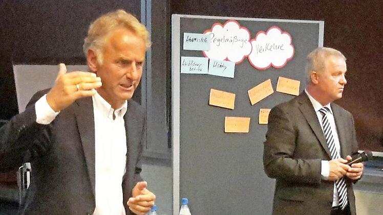 Professor Ulrich Müller-Steinfahrt (links) stellte die Ergebnisse der Umfrage vor. Michael Schäder (rechts) referierte über den Öffentlichen Personennahverkehr. Foto: Rolf Pralle
