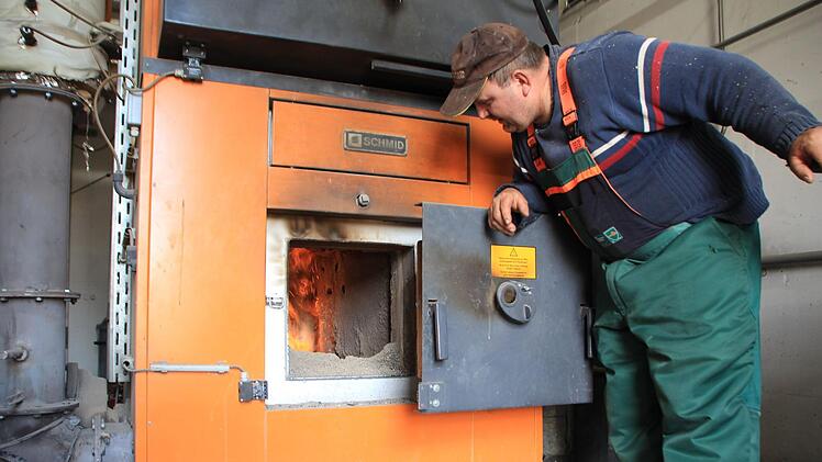 Markus Großkopf, Mitarbeiter am Adelsdorfer Bauhof, ist für die Hackschnitzelheizung zuständig. Fotos: Franziska Rieger