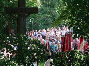 Auf dem Rollrasen am Andachtskreuz und dem angrenzenden Gelände war beim Festgottesdienst im Freien kaum noch ein Stehplatz frei. Foto: Gerd Schaar