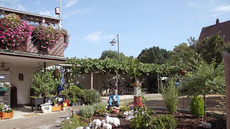 Ein reichlich verziehrter, einsehbarer Hinterhof an der "Hinteren Gasse" Foto: Richard Sänger