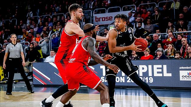 Stevan Jelovac (.inks) und Tyrese Rice versuchen, Tyrone Nash zu stoppen. Allerdings war dies so ziemlich die einzige Szene, in der die Bamberger dem Aufsteiger mit einer aggressiven Verteidigung begegneten. Fotos: Daniel L&ouml;b