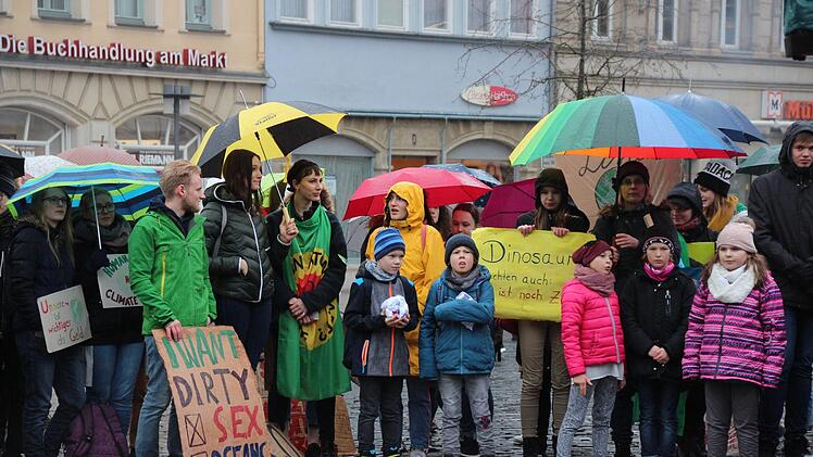Rund 200 Schüler nahmen am Freitag an der zweiten "Fridays for Future"-Demonstration in Coburg teil.Oliver Schmidt