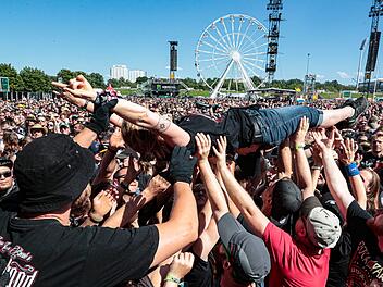 Crowd-Surfing beim Konzert von AmonAmarth: Bei Rock im Park 2019 herrscht am Samstag beste Stimmung. Foto: Matthias Hoch