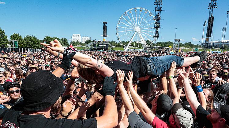 Crowd-Surfing beim Konzert von AmonAmarth: Bei Rock im Park 2019 herrscht am Samstag beste Stimmung. Foto: Matthias Hoch