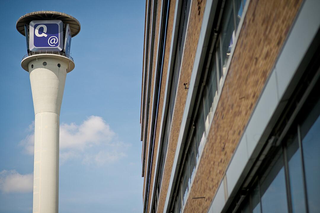 Der Quelle-Turm des ehemaligen Quelle-Versandzentrums ist mit 90 Metern eines der höchsten Gebäude Nürnbergs.