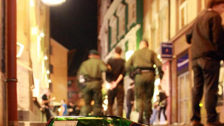 Nach einer Schlägerei in einer Bayreuther Flüchtlingsunterkunft nahm die Polizei zwei Männer in Gewahrsam. Symbolfoto: Patrick Seeger dpa
