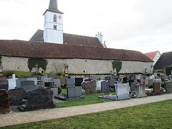 Den Fuchsstädter Friedhof soll mehr "Grün" in Form von Bäumen, Sträuchern und Stauden schmücken. Die Neugestaltung soll noch heuer realisiert werden.