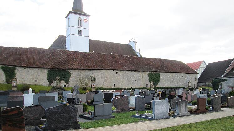 Den Fuchsstädter Friedhof soll mehr "Grün" in Form von Bäumen, Sträuchern und Stauden schmücken. Die Neugestaltung soll noch heuer realisiert werden.