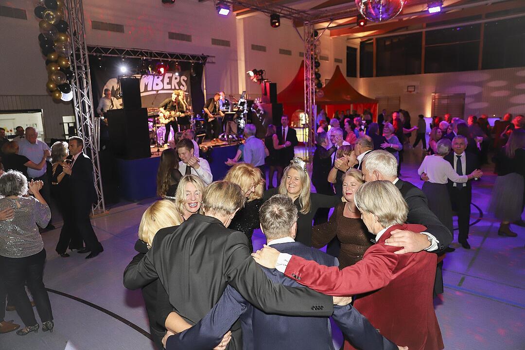 Es wurde in das Jahr 2025 gefeiert.