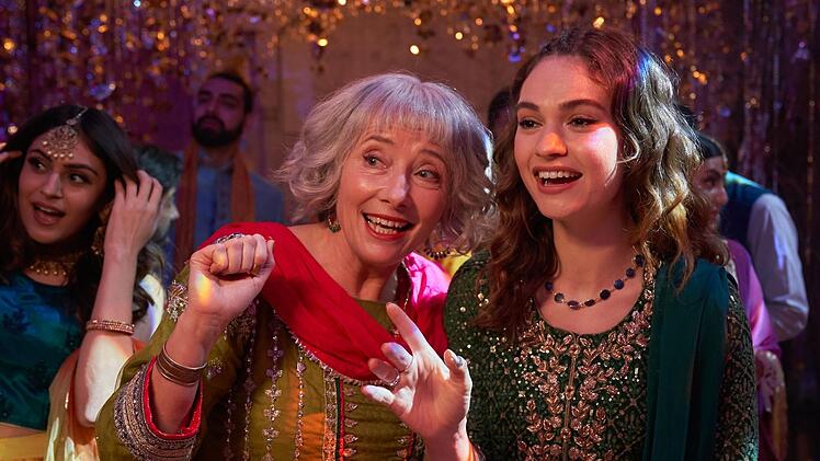 "What's Love Got to Do with It?" wurde vom indischen Regisseur Shekhar Kapur inszeniert. Neben Lily James (rechts) erhielt auch Emma Thompson eine Rolle in der Komödie.