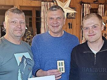 Jannis St&ouml;cker (rechts) und Andreas Wei&szlig; Junior (links) durften ihren Gewinngutschein aus den H&auml;nden von Vorsitzendem Marco Fischer entgegennehmen.