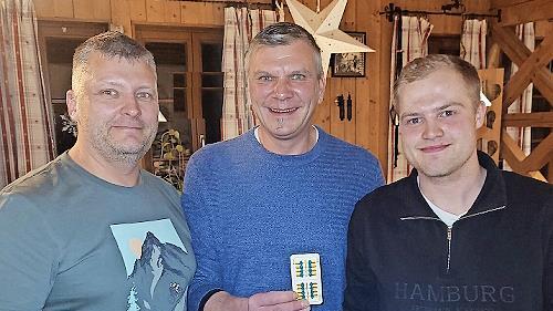Jannis St&ouml;cker (rechts) und Andreas Wei&szlig; Junior (links) durften ihren Gewinngutschein aus den H&auml;nden von Vorsitzendem Marco Fischer entgegennehmen.